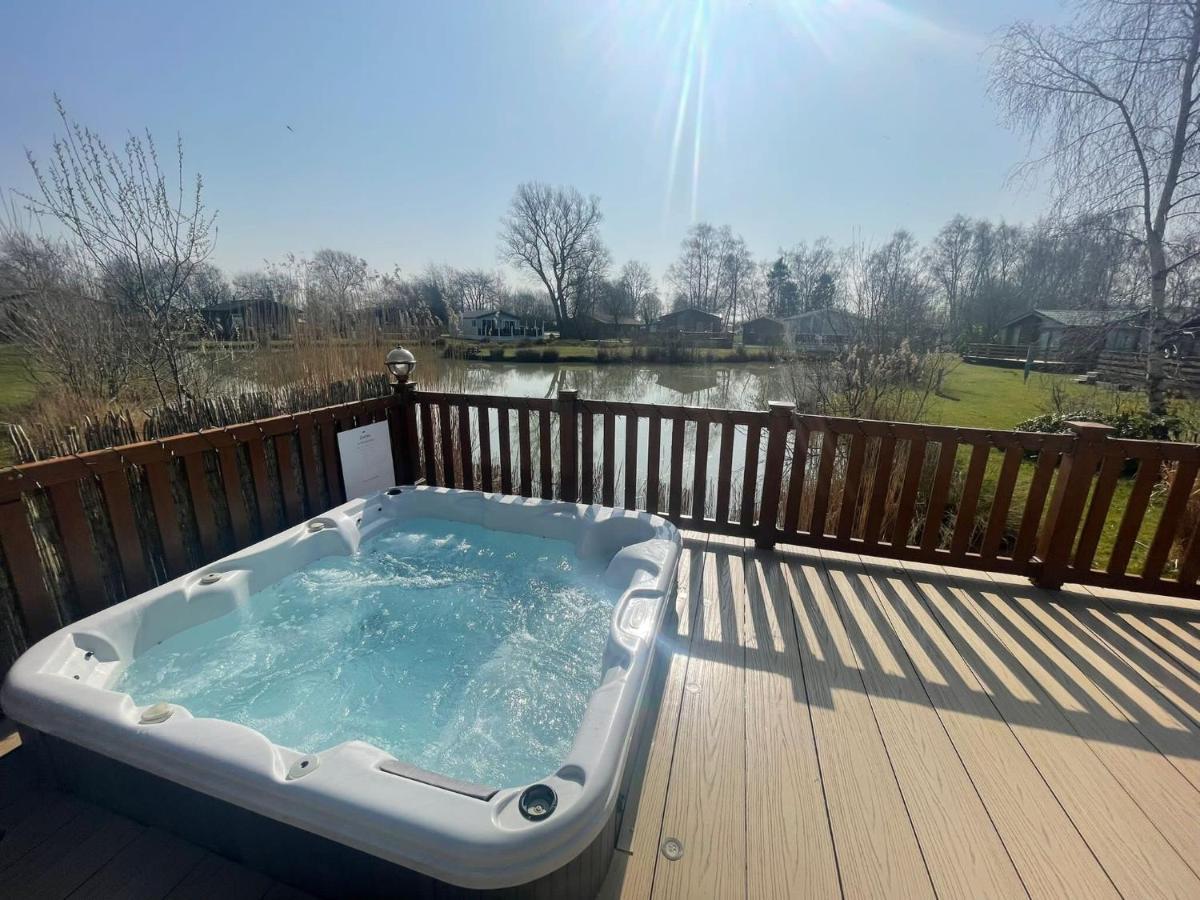 Luxury Lakeside Lodge L1 With Hot Tub Situated At Tattershall Lakes Country Park Luaran gambar