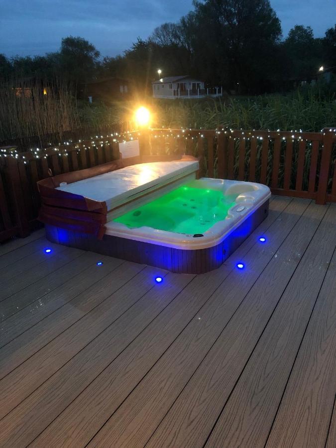 Luxury Lakeside Lodge L1 With Hot Tub Situated At Tattershall Lakes Country Park Luaran gambar