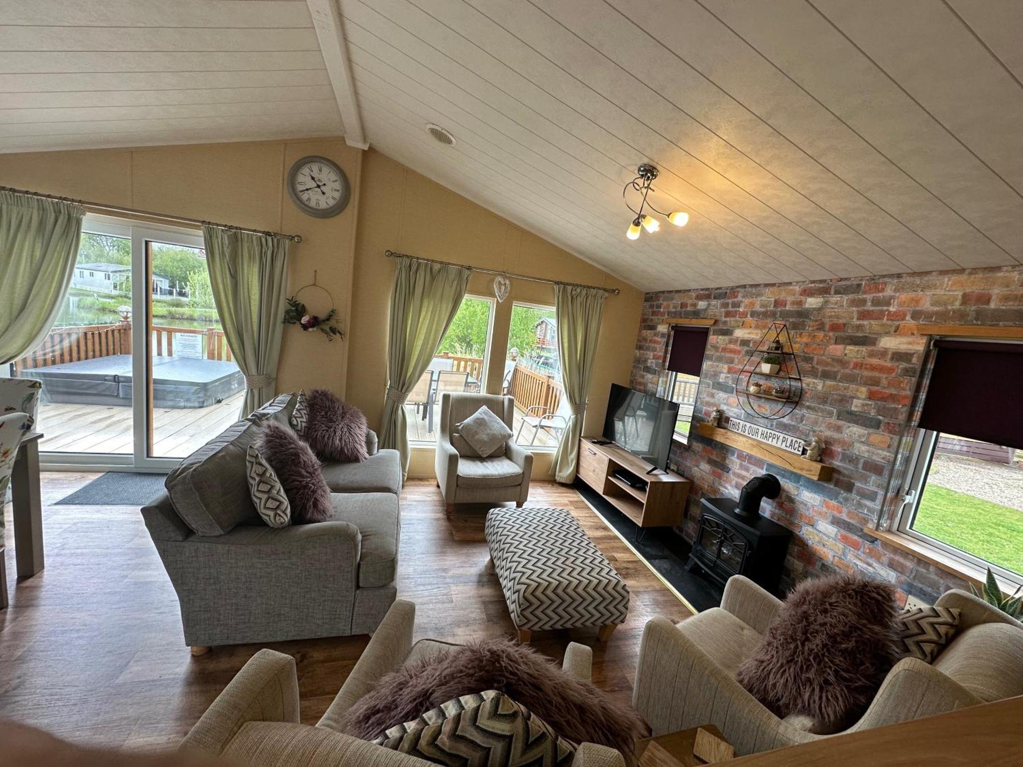 Luxury Lakeside Lodge L1 With Hot Tub Situated At Tattershall Lakes Country Park Luaran gambar